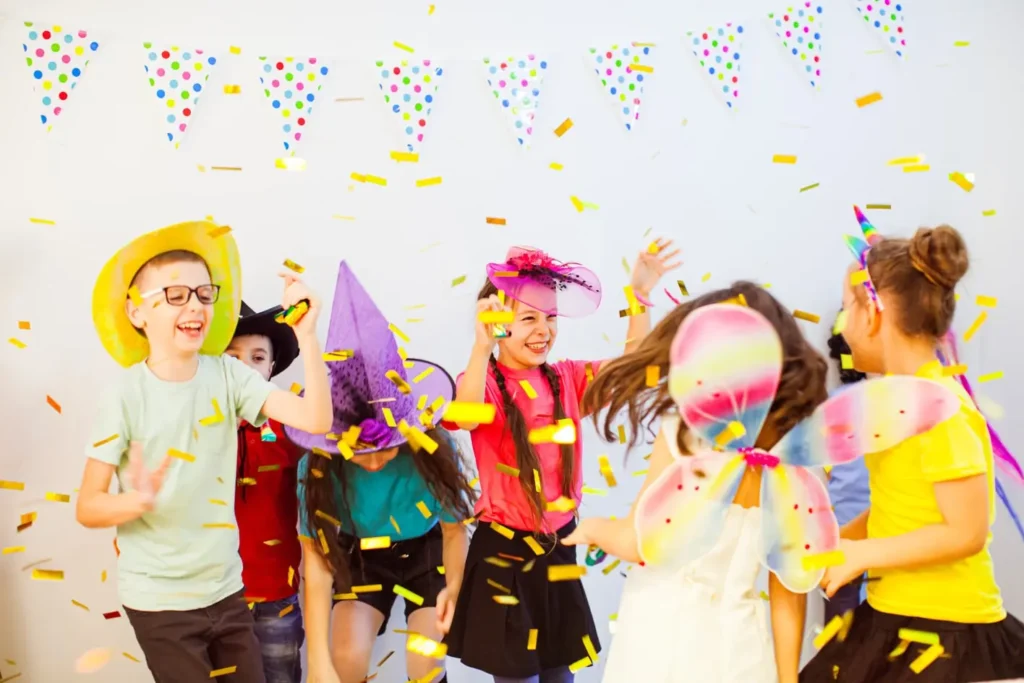 Kindergeburtstag Party mit lachenden Kindern