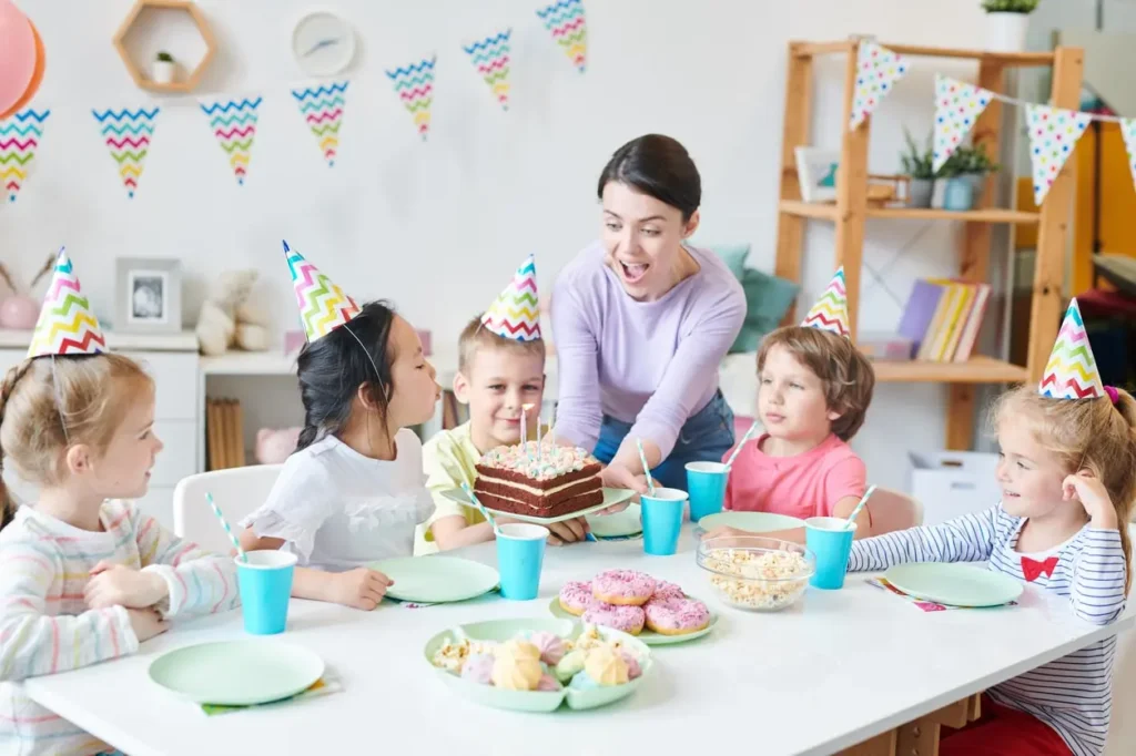 Kindergeburtstag Torte mit lustigen Motiven