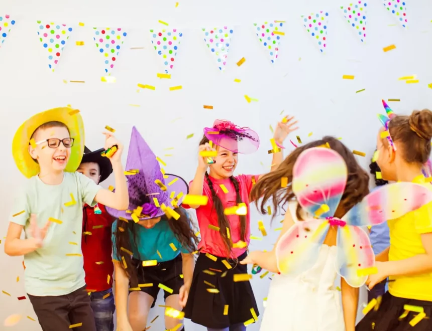 Kindergeburtstag Party mit lachenden Kindern