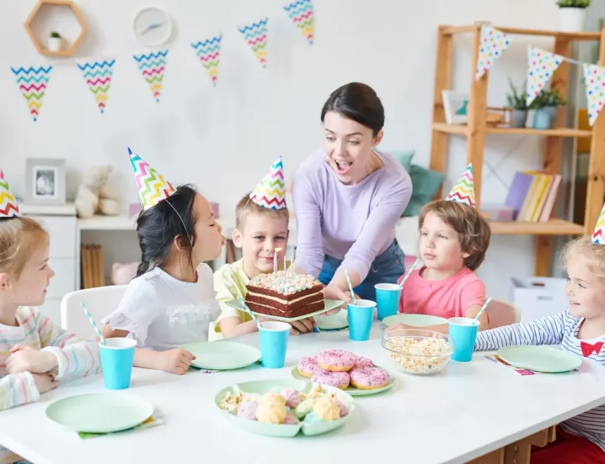 Kindergeburtstag Torte mit lustigen Motiven